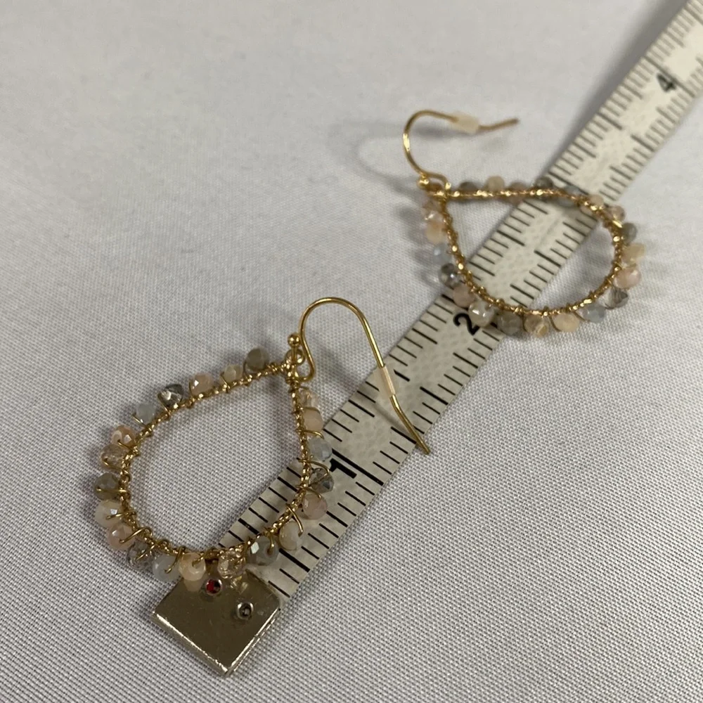 Dainty and feminine sparkly wire and faceted bead earrings - Picture 3 of 4